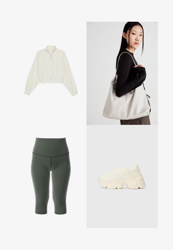 Gerippter Pullover aus cremefarbener Baumwolle mit hohem Kragen, halbem Reißverschluss, elastischen Säumen und Bündchen, glatter Textur und minimalistischem Design.; Hochgeschnittene, olivgrüne Capri-Leggings aus dehnbarem, glattem Stoff mit flachen Nähten und kleinem Logo auf der linken Seite.; Flockige weiße Sneaker aus strukturiertem Mesh und synthetischen Materialien, mit einer dicken Sohle und komplizierten Mustern entlang der Seiten.; Beige Handtasche aus weichem Material, mit einem lässigen Design, gesteppten Details und zwei Schulterriemen. Geeignet für den täglichen Gebrauch.