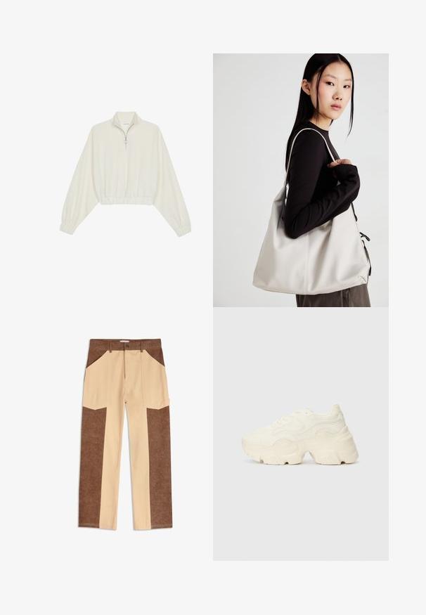 Skraćeni pulover od kremastog materijala, s visokim ovratnikom, zatvaranjem na polovicu munje, elastičnim rubom i manžetama, s glatkom teksturom i minimalnim dizajnom.; Smeđe i bež cargo hlače s bočnim zakrpama, s teksturiranim smešnim materijalom sa strane i glatkim bež sredinom.; Masivne bijele tenisice od teksturirane mreže i sintetičkih materijala, sa debelim potplatom i složenim uzorcima duž strana.; Bežna torba od mekog materijala s opuštenim dizajnom, šivanim detaljima i dva remena za rame. Pogodna za svakodnevnu upotrebu.