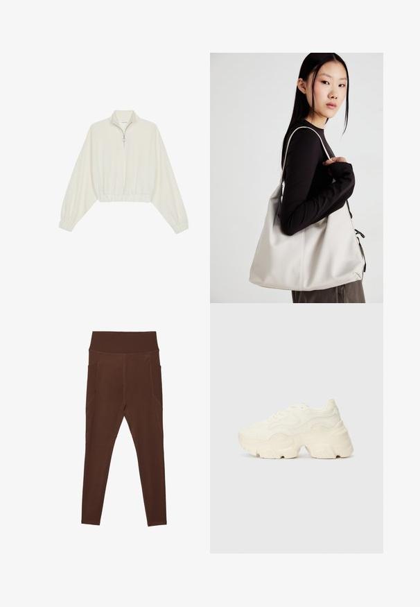 Geknipt pullover in crèmekleurige stof, met een hoge kraag, halve rits, elastische zoom en manchetten, met een soepele textuur en minimalistisch ontwerp.; Bruine legging gemaakt van rekbaar materiaal met een geribbelde hoge tailleband en zijzakken. Voorzien van platgestikte naden voor extra duurzaamheid.; Chunky witte sneakers gemaakt van geperforeerd mesh en synthetische materialen, met een dikke zool en ingewikkelde patroon details aan de zijkanten.; Beige handtas gemaakt van zacht materiaal, met een slonzig ontwerp, gestikte details en twee schouderbanden. Geschikt voor dagelijks gebruik.