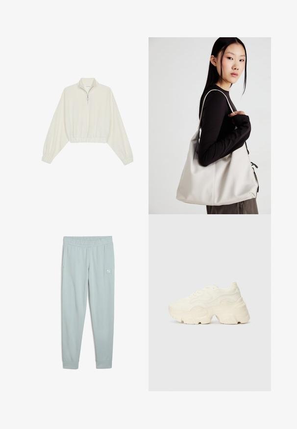Krém színű, rövidített pulóver, magas gallérral, félig cipzáros záródással, elasztikus derék- és ujjakrésszel, sima textúrával és minimalista dizájnnal.; Világoskék melegítőnadrág, elasztikus derékkal, oldalsó zsebekkel és egy kis logóval a bal combján. Simás szövet és karcsúsított fazon.; Tömbös fehér sneakers, amely texturált hálóból és szintetikus anyagokból készült, vastag talppal és bonyolult mintázattal az oldalakon.; Puha anyagból készült bézs kézitáska, laza dizájnnal, varrott részletekkel és két vállpánttal. Mindennapi használatra alkalmas.