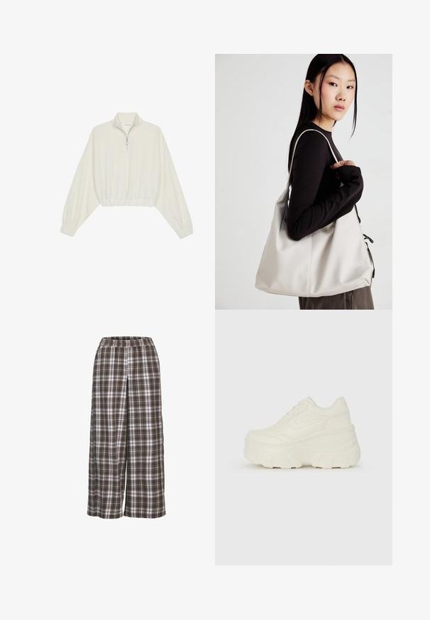 Geknipt pullover in crèmekleurige stof, met een hoge kraag, halve rits, elastische zoom en manchetten, met een soepele textuur en minimalistisch ontwerp.; Brede geruite broek in bruin, wit en grijs; elastische tailleband; zacht materiaal; heeft een klassiek ruitpatroon.; Witte platform sneakers met een gladde leren bovenkant, afgeronde vorm, gewatteerde kraag en een gestructureerde rubberen zool met duidelijke profiel.; Beige handtas gemaakt van zacht materiaal, met een slonzig ontwerp, gestikte details en twee schouderbanden. Geschikt voor dagelijks gebruik.