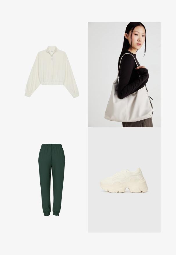 Zkrácený svetr z krémové látky, který má vysoký límec, poloviční zip, elastický spodní lem a manžety, hladkou texturu a minimalistický design.; Tmavě zelené tepláky s elastickým pasem, zúženými manžetami a hladkým textilním povrchem. Bez viditelných kapes nebo vzorů.; Chunky bílé tenisky vyrobené z texturované síťoviny a syntetických materiálů, s tlustou podrážkou a složitými vzorovými detaily podél stran.; Beige kabelka vyrobená z měkkého materiálu, s volným designem, prošívanými detaily a dvěma ramenními popruhy. Vhodná pro každodenní použití.