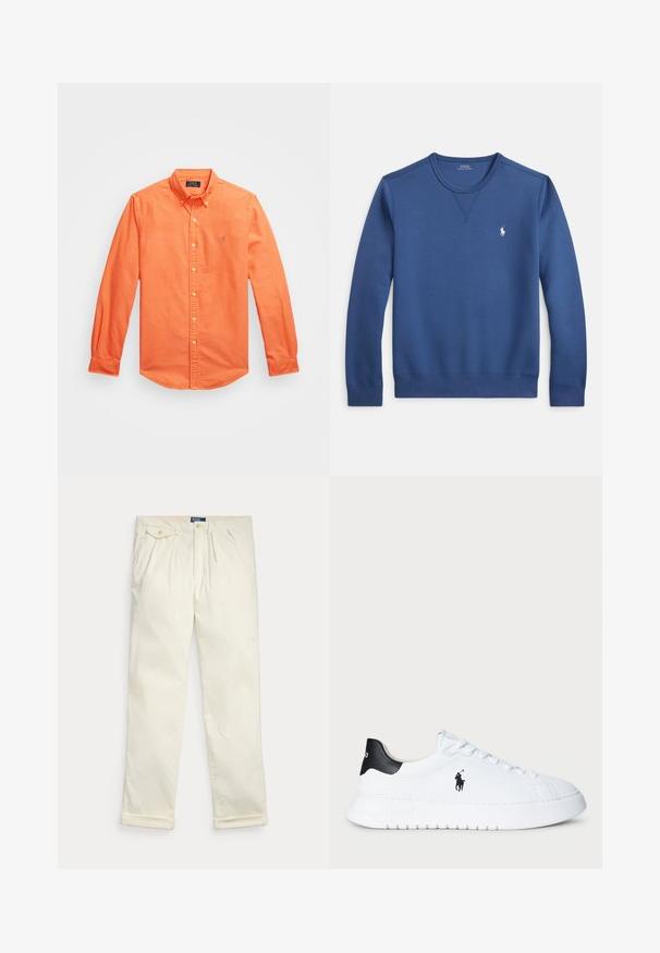 Kék, puha anyagból készült kerek nyakú pulóver, bordázott nyakkivágással és mandzsettákkal, bal mellrészen kis fehér logóval.; Hosszú ujjú, élénk narancssárga pamut ing, klasszikus gallérral, diszkrét logóhímzéssel és gombos mandzsettával.; Krém színű kordbársony nadrág redőkkel, oldalzsebekkel, gombos fedőzsebbel és felhajtott szegéllyel, fehér háttéren laposan elrendezve.; Fehér alacsony szárú sportcipő fekete saroktabbal és fekete Polo Ralph Lauren logóval az oldalon, fehér fűzőkkel és vastag gumitalppal.
