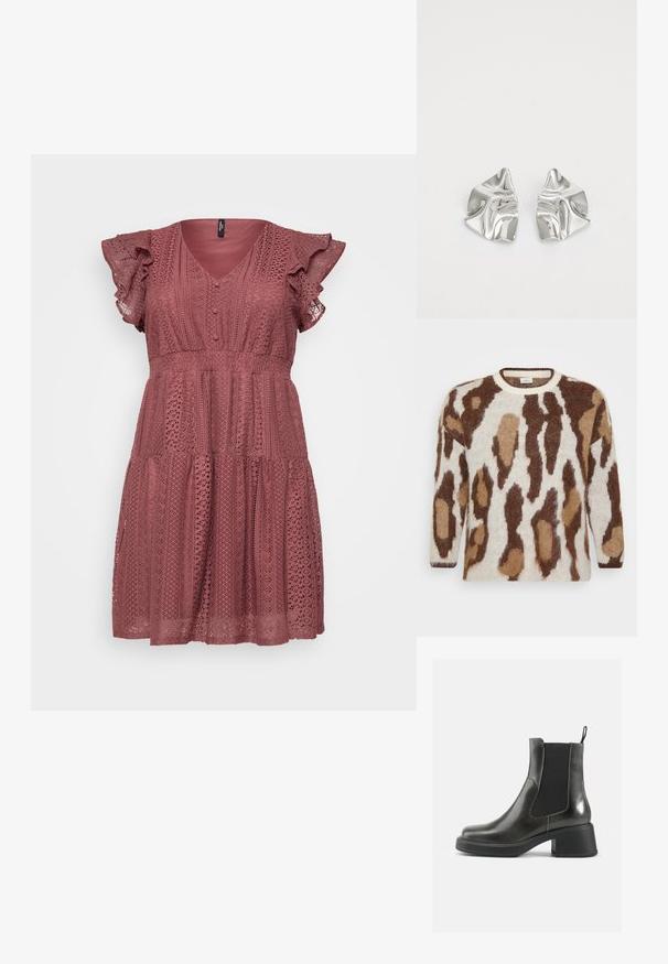 Suéter de malha com base creme e padrão de animais em castanho e bege. Decote redondo, mangas longas, textura suave e corte descontraído.; Vestido cor de rosa com decote em V, mangas curtas e franzidas, detalhes em botão e uma saía em camadas com um padrão semelhante a renda.; Botas de tornozelo em couro negro com um acabamento liso, painéis laterais elásticos e um salto robusto. Apresentam uma alça na parte de trás para facilitar o calçar.; Brincos de metal prateado com um design ondulante e escultural, apresentando um acabamento polido e formas irregulares, destacando uma estética contemporânea.