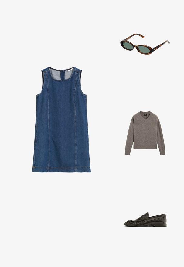 Szary, dziany sweter z dekoltem w serek i długim rękawem, z prążkowanymi mankietami i dołem, wyłożony na białym tle.; Jeansowa sukienka bez rękawów w ciemnoniebieskim kolorze z okrągłym dekoltem, bocznymi szwami i zapięciem na zamek z tyłu. Gładka faktura i casualowy krój.; Czarne skórzane mokasyny z frędzlami na czubku, płaską podeszwą i przeszyciem na górze. Gładka faktura i minimalistyczny styl.; Okulary przeciwsłoneczne w kolorze tortoise z owalnymi oprawkami i zielonymi soczewkami. Posiadają cienkie zauszniki z metalowym akcentem przy zawiasach.; Torba na ramię z ciemnobrązowej skóry z cienkimi podwójnymi uchwytami i srebrnym prostokątnym klamrą na przednim pasku.