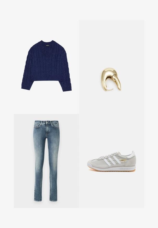 Tamno plavi skraćeni pulover s V-izrezom, s teksturiranim uzorkom pletenice i rebrastim manžetama i rubom. Napravljen od pletenog materijala.; Traperice ravnog kroja u svjetloj do srednje plavoj pranju. Imaju pet džepova, zatvaranje na gumb i blago izbjeljivanje na nogavicama.; Svijetlosivi tenisice od antilopa i mrežice, s tri bijele pruge, okruglim vrhom i gumenom potplatom. Zlatni logo akcent blizu vezica.; Zlatne metalne naušnice s elegantnim, zakrivljenim dizajnom. Imaju karakterističan šiljast oblik, poliranu površinu i zatvaranje na šarku.