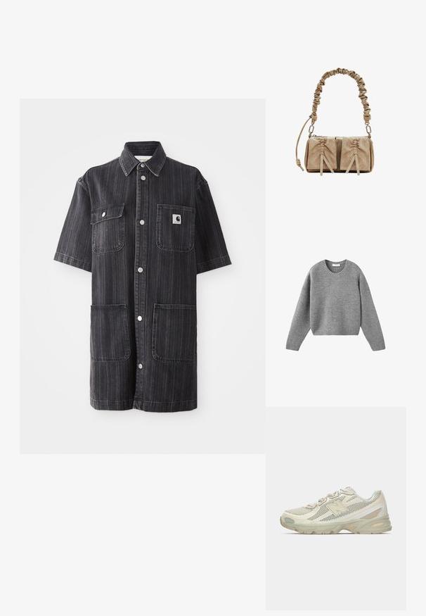 Sivi pleteni pulover s okruglim izrezom, dugim rukavima i rebrastim rukavima i donjim rubom, položen ravno na bijeloj pozadini.; Kratka traper jakna s kratkim rukavima u tamnoplavoj boji s vertikalnim prugama. Ima dva prednja džepa i mali logotip na lijevoj strani prsnog koša.; Lagane tenisice s mrežastim gornjim dijelom u bež i krem boji, s istaknutim logotipom "N", mekanim potplatom i teksturiranim detaljima.; Bež suđena torba s naboranom tkaninom za ručku, dva prednja džepa s zateznim zatvaračima i suptilnim teksturama.