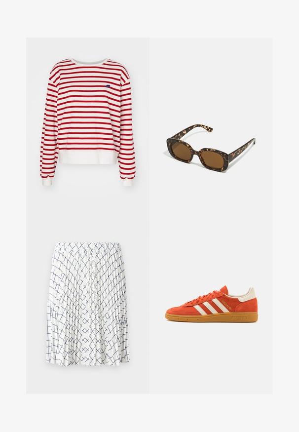 Punane ja valge triibuline särk pika varrukaga, ümar kaelus ja soonikkoesäär. Rinnal on väike sinine logo.; Valge seelik volditud disainiga, millel on tumesinised geomeetrilised mustrid, mis koosnevad ristuvatest joontest. Elastsest vööst koosnevad atraktiivsed nööbid.; Oranžidest nahkkingad valgete nahast aktsentidega, millel on kolm valget triipu ja kummine tall. "Spezial" logo keele küljes.; Kilpkonnakilbi päikeseprillid ümmarguse, paksu raamiga ja pruunide läätsedega. Omab peeneid mustreid ja sirgeid, kitsenevaid käsi.; Tume siidist sall, millel on pruuni hobuseratsu graafika, dekoratiivne sinine köite muster ja punase tekstiga "LEVI'S KANDAKSE KÕIK RATSUTAJAD".