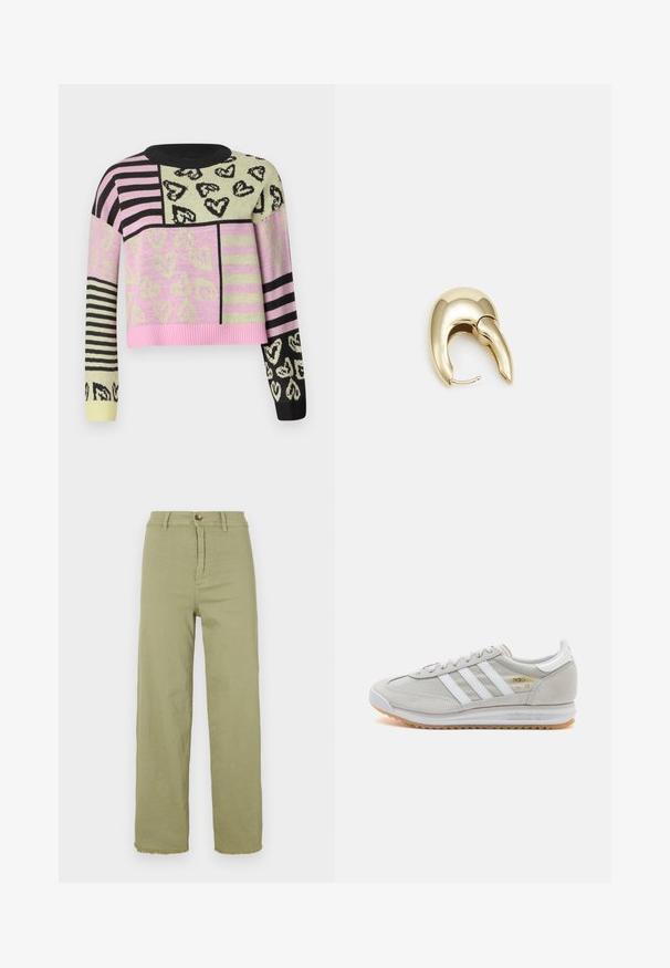 Häkelpullover mit einem verkürzten Design in Pink, Grün, Schwarz und gestreiften Mustern, verziert mit Herzmotiven und einem gerippten Halsausschnitt.; Hellgrüne, hoch taillierte Hose mit geradem Bein. Mit Knopfverschluss und ausgefranstem Saum. Hergestellt aus Baumwollstoff mit glatter Textur.; Hellgraue Sneaker aus Wildleder und Mesh, mit drei weißen Streifen, runder Zehenpartie und einer Sohle aus Gummi. Goldenes Logo-Detail nahe der Schnürsenkel.; Ohrringe aus goldfarbenem Metall mit einem schlanken, geschwungenen Design. Sie verfügen über eine markante, spitze Form, eine polierte Oberfläche und einen Scharnierverschluss.