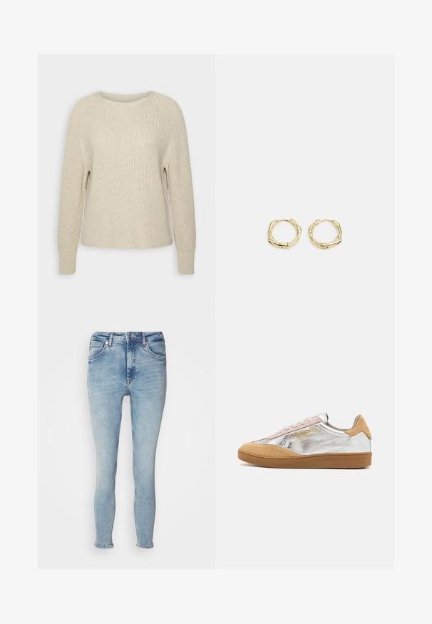 Suéter de malha rosa claro com decote redondo, mangas raglan e punhos canelados. A textura é suave, com um corte relaxado e detalhes mínimos.; Jeans de ganga azul claro com um corte justo, design de cinco bolsos, fecho de zip e ligeira desgaste na parte da frente. A bainha está dobrada nos tornozelos.; Sapatilhas de camurça prateadas e beges com uma sola de borracha texturizada, atacadores beges e um logótipo impresso a amarelo de um dos lados.; Brincos de argola dourados com um formato irregular e texturizado. Apresentam um fecho sem emenda e um acabamento polido, destacando um design moderno.