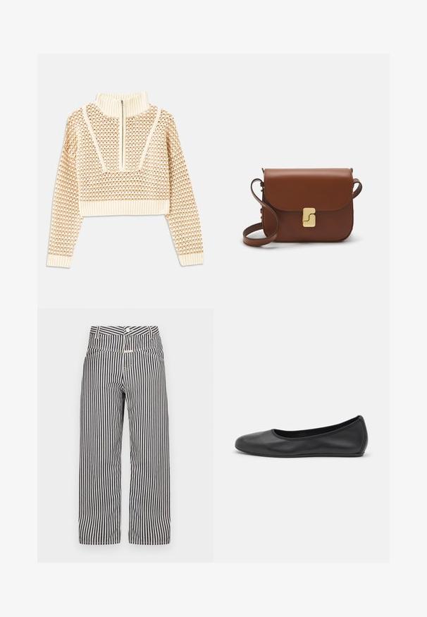 Jasnobeżowy krótki sweter z zapięciem na zamek błyskawiczny przy kołnierzu w stylu stójki, z teksturowanym wzorem oraz prążkowanymi mankietami i dołem. Łączy materiały dziane i tkane.; Pasiaste szerokie spodnie w kolorze granatowym i białym. Posiadają zapięcie na guzik, kieszenie z przodu oraz gładki, lekki materiał.; Czarne skórzane baletki z zaokrąglonym noskiem, gładką fakturą, minimalnymi przeszyciami i elastycznym designem podeszwy.; Brązowa skórzana torebka na ramię z klapką, złotymi detalami, paskiem na ramię i gładką teksturą. Kompaktowy prostokątny kształt.