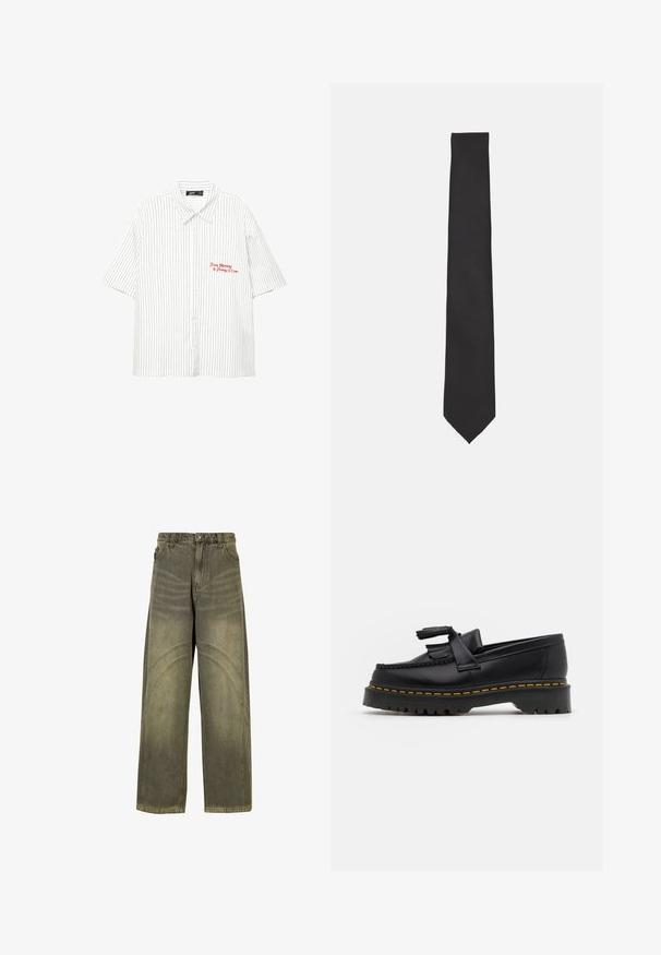 Dunkelgrüner, mit Reißverschluss versehenen Pullover mit hohem Kragen. Aus weichem Material gefertigt, mit überschnittenen Schultern sowie gerippten Bündchen und Saum.; Weißes kurzärmliges Hemd mit vertikalen marineblauen Streifen, Knopfleiste und rotem besticktem Text "Von Montag bis Freitag 17 Uhr."; Olivengrüne Jeans mit weitem Bein aus Denim, ausgestattet mit geschwungenen Nahtakzenten, klassischen Knopfverschluss und einem verwaschenen Finish.; Schwarze Lederloafers mit einem fransenverzierten Akzent, ausgestattet mit einer robusten schwarzen Sohle und gelber Naht entlang der Kante. Texturierte Oberfläche.; Schwarze Fliege aus glattem Stoff, mit einer schlanken, verlängerten Form und einer spitzen Spitze, ohne sichtbare Muster oder Akzente.