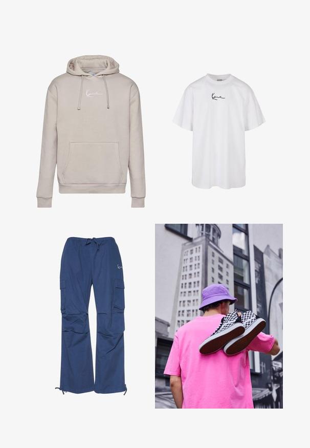 Béžová mikina s kapucí, přední kapsou, šňůrkami a malým bílým logem na prsou. Měkká látka s pružnými manžetami a lemem.; Bílé bavlněné tričko s kulatým výstřihem a krátkými rukávy, s černým vyšívaným logem umístěným na hrudi.; Modré cargo kalhoty vyrobené z bavlny, s tkaničkou v pase, dvěma bočními kapsami a volným střihem s manžetami na kotnících.; Černobílé kostkované vysoké boty drží osoba v jasně růžovém tričku a fialovém kbelíkovém klobouku.