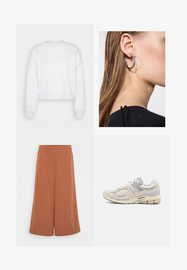 Svetlo šedý, dlhý rukáv, skrátený mikinový sveter s rebrovými manžetami a vysokým okrúhlym výstrihom, zobrazený na jednoduchom svetlom pozadí.; Ružovo-hnedé culottes vyrobené z ľahkej, zvráskavenej tkaniny. Majú elastický pás a široké, voľné nohavice. Hladká textúra po celej ploche.; Svetlosivé a béžové tenisky New Balance z semišu a sieťoviny, s polstrovaným golierom, hrubou podrážkou a reflexnými akcentmi. Viazaný dizajn.; Strieborná kruhová náušnica s lesklým povrchom, obsahujúca malé zlaté akcenty a okrúhly tvar, nosená na lalôčiku ucha.