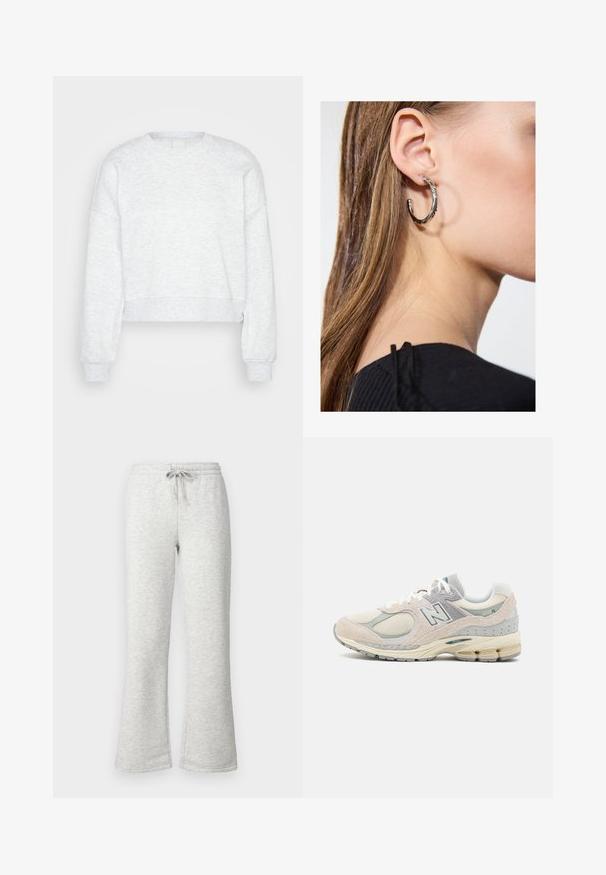 Jasnoszary, długi rękaw, skrócony sweatshirt z prążkowanymi mankietami i wysokim okrągłym dekoltem, zaprezentowany na jednolitym jasnym tle.; Gina Tricot Petite STRAIGHT szary; Jasnoszare i beżowe sneakersy New Balance z zamszowego i siatkowego materiału, z wyściółką wokół kostki, grubą podeszwą oraz odblaskowymi akcentami. Związane sznurówki.; Srebrny kolczyk w kształcie koła z polerowanym wykończeniem, z małymi złotymi akcentami, noszony na płatku ucha.