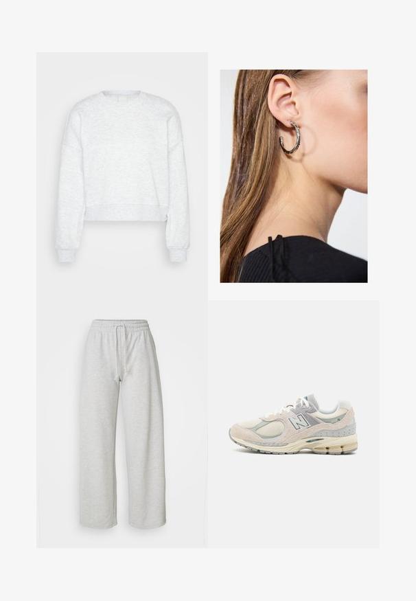 Helle graue, langärmlige, gekürzte Sweatshirt mit gerippten Bündchen und hohem Rundhalsausschnitt, auf einem schlichten hellen Hintergrund präsentiert.; Even&Odd Petite Jogginghose - mottled light grey; Helle graue und beige New Balance Sneaker aus Wildleder und Mesh-Material, mit gepolstertem Kragen, dicker Sohle und reflektierenden Akzenten. Schnürdesign.; Silberne Creolen mit polierter Oberfläche, die kleine goldene Akzentdetails und eine runde Form aufweisen, am Ohrläppchen getragen.