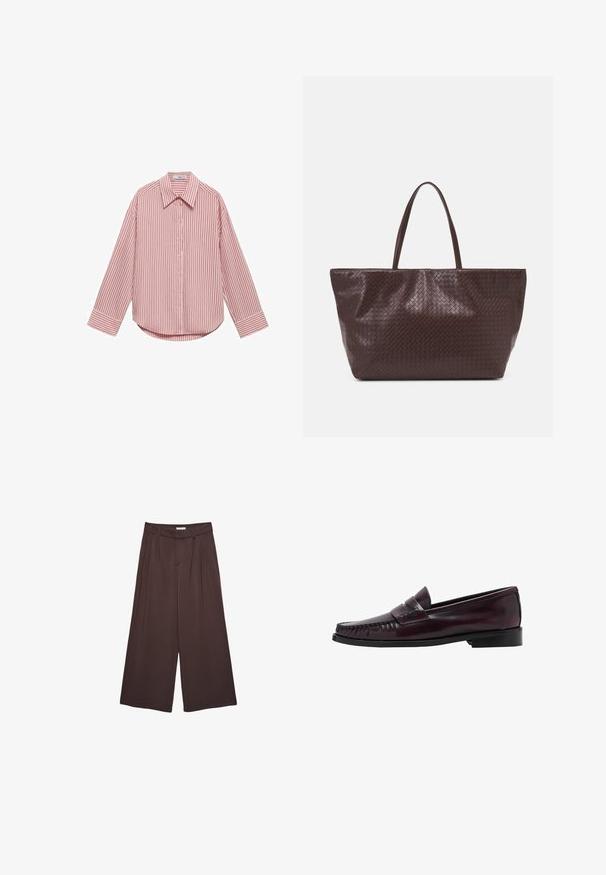 Gebreide trui in een gedempte olijfkleur, met een ronde halslijn, verlaagde schouders en geribde manchetten en zoom voor extra textuur.; Lange mouw shirt in lichtroze met verticale witte strepen. Voorzien van een puntige kraag, knopen aan de voorkant en een afgeronde zoom. Zachte stoftextuur.; Bruine wijde broek gemaakt van zachte stof, met plooien in de taille en zijzakken. Tailored silhouette met een comfortabele pasvorm.; Donkerbruine leren penny loafer voor mannen met een zwarte zool en stiksels langs de neus, weergegeven in zijprofiel.; Bruine gevlochten leren tote bag met twee handvatten, een gestructureerde vorm en een getextureerd oppervlak, met een diamantpatroon overal.