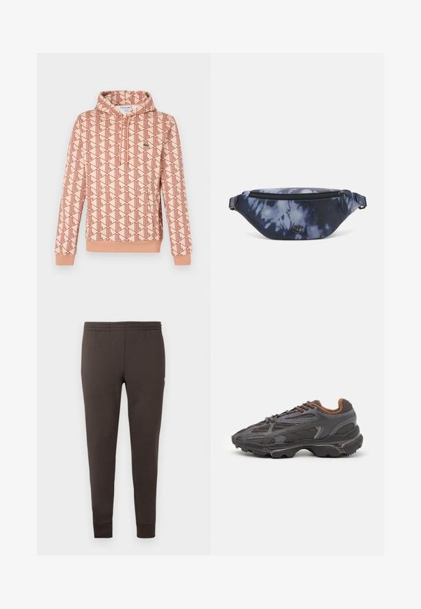 Hooded sweatshirt in licht perzik met een geometrisch rood patroon. Voorzien van een ritssluiting aan de voorkant en geribde manchetten. Klein logo op de borst.; Donkerbruine joggingbroek van zachte stof. Voorzien van een elastische tailleband en taps toelopende boorden. Minimalistisch ontwerp zonder patronen.; Lacoste sneakers in donkergrijs van mesh en synthetisch materiaal, met een gestructureerde zool en bruine accenten op de kraag en branding.; Fanny pack in donkerblauw tie-dye print met een ritssluiting bovenaan, textuur materiaal en een opvallend logo op de voorkant.