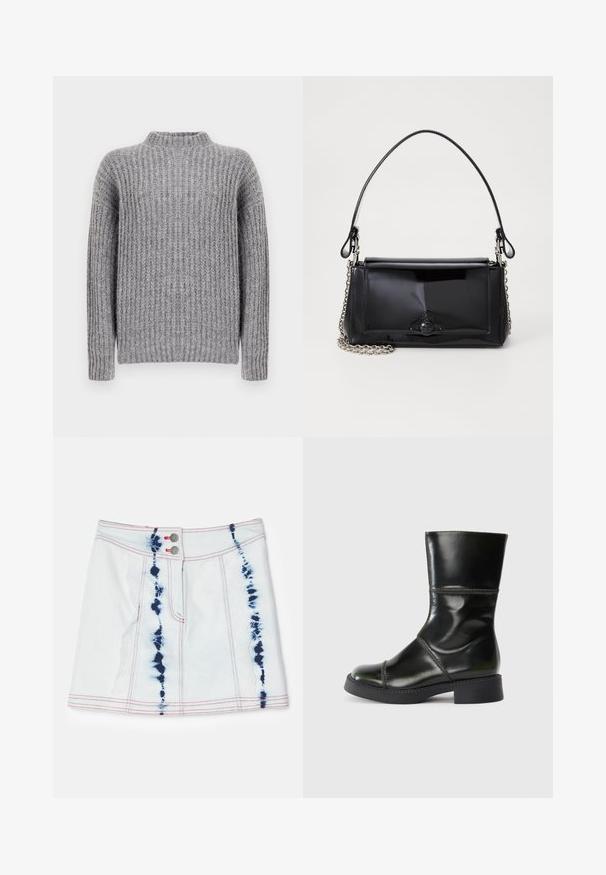 Šedý pletený svetr s vysokým límcem, s vertikální žebrovanou texturou a dlouhými rukávy, měkkým povrchem a mírně širším střihem.; Džínová mini sukně ve světle modré barvě s batikovanými vzory v tmavě modré. Má červené švy a dva přední knoflíky. Krátká délka a slim fit.; Černá kožená kotníková bota s kulatou špičkou, hladkým povrchem, kontrastním prošíváním a širokým podpatkem, má mírně zúženou siluetu.; Černá lakovaná kožená kabelka obdélníkového tvaru, řetízkový popruh a výrazné kovové zdobení uprostřed. Hladká textura.