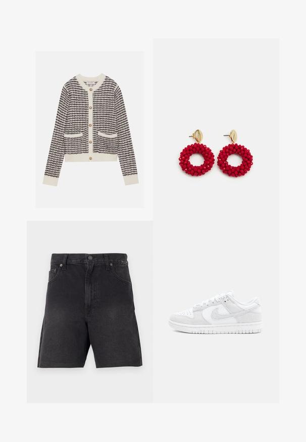 Gebreide cardigan in crème en marineblauw met horizontale strepen, voorzien van ronde parelknoopjes en twee voorzakken. Ribbelmanchetten.; Zwarte denim shorts met een rechte snit, voorzien van een knoopsluiting, zijzakken en een gestructureerde stof. Minimalistisch ontwerp, zonder zichtbare patronen.; Witte Nike sneakers met een combinatie van textuurleer en suede, met een laag ontwerp, ronde neus en een rubberen zool met patroon.; Rode kralen oorbellen in een ringvorm met een gegroefde oppervlakte en een gouden sluiting. Cirkelvormig met een open midden en afgeronde kraaldetails.