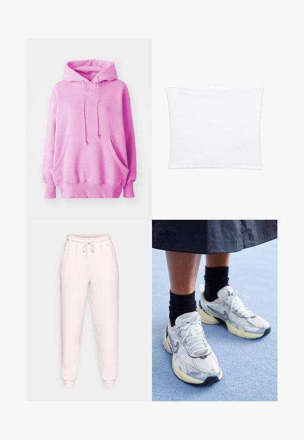 Rosa Kapuzenpullover mit Kordelzug, Fronttasche und gerippten Bündchen. Mit kleinem weißen Nike-Logo auf der Brust. Weiches Baumwollmaterial.; Weißer Kissenbezug mit glatter, weicher Textur, rechteckiger Form und sauberen Kanten, entworfen für Standardgröße von Kissen.; Hellrosa Jogginghose aus weichem Material, mit einem elastischen Bund und Kordelzug, seitlichen Taschen und gerippten Bündchen.; Weiße und silberne Nike-Sneaker aus Mesh-Gewebe, mit reflektierenden Akzenten und einer beigen Sohle. Getragen mit schwarzen Socken und stehend auf einer blauen Fläche.