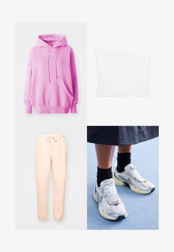 Ružová mikina s kapucňou a šnúrkou, predným vreckom a rebrovanými manžetami. Obsahuje malé biele logo Nike na hrudi. Mäkko bavlnené materiály.; Biela obliečka na vankúš s hladkým, jemným povrchom, s obdĺžnikovým tvarom a čistými okrajmi, navrhnutá pre štandardné veľkosti vankúšov.; Béžové tepláky s elastickým pásom, nastaviteľnou šnúrkou, bočnými vreckami a elastickými manžetami na členkoch. Mäkká, štruktúrovaná tkanina.; Biele a strieborné Nike tenisky s mrežovou textíliou, reflexnými akcentmi a béžovou podrážkou. Nosené s čiernymi ponožkami, stojace na modrom povrchu.