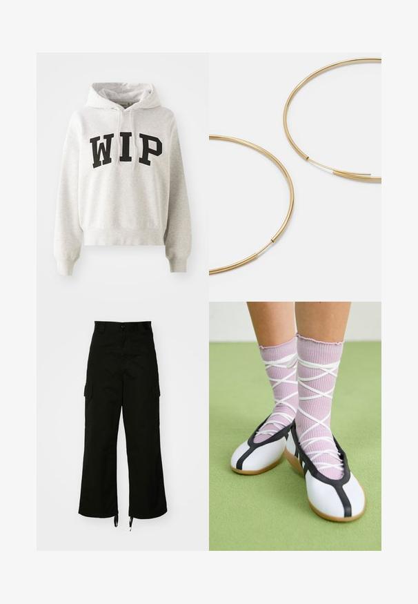 Hoodie grigio chiaro con un design corto, con la scritta nera in grassetto "WIP" sulla parte anteriore. Tasca a marsupio classica e cappuccio con cordino.; Pantaloni cargo neri realizzati in cotone, con gamba larga, tasche laterali e orli con cordino. Il design include una chiusura con bottone in vita.; Scarpe bianche flat con bordi e suola nera, abbinate a calze a coste di un delicato viola chiaro con fasce bianche incrociate. Ambientate su uno sfondo verde.; Orecchini a cerchio color oro, sottili e rotondi, con una finitura metallica liscia e senza decorazioni o motivi.