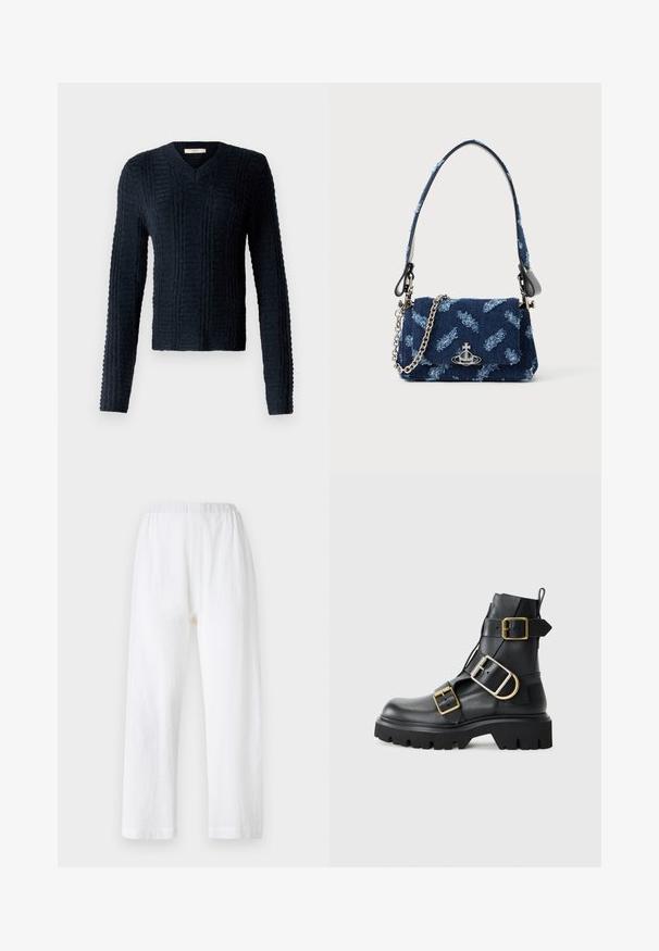 Sötétkék kötött pulóver V-nyakú kivitelben, hosszú ujjú, texturált bordázott mintázattal és enyhén cropped alsó résszel.; Fehér, laza fazonú nadrág, rugalmas derékkal, texturált anyagból készült. Egyenes szárú dizájn, egyszerűen hemzsebelve.; Fekete bőr bokacsizma vastag talppal, több pánttal és arany színű kiegészítőkkel. Simára csiszolt felület, robosztus dizájn.; Sötétkék textil bevásárlótáska texturált mintával, ezüst hardware-ral és leválasztható láncos pánttal. Füllel zárható, logóval díszítve.