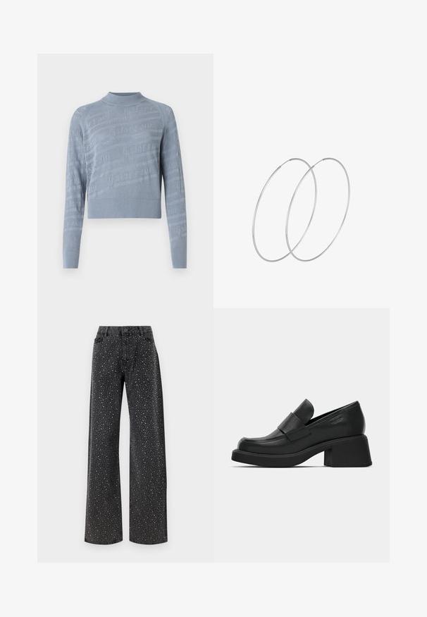 Pull court bleu clair en maille, avec un motif texturé et une bordure côtelée, des manches longues et un col montant.; Noisy May NMJANNEL LOOSE - Jean boyfriend - black denim; Mocassins plateformes en cuir noir avec un bout arrondi et une large sangle sur le devant. Dotés d'un talon carré épais et d'une texture lisse.; Boucles d'oreilles en argent au design minimaliste. Forme circulaire, texture lisse et profil fin. Légères avec une finition polie.