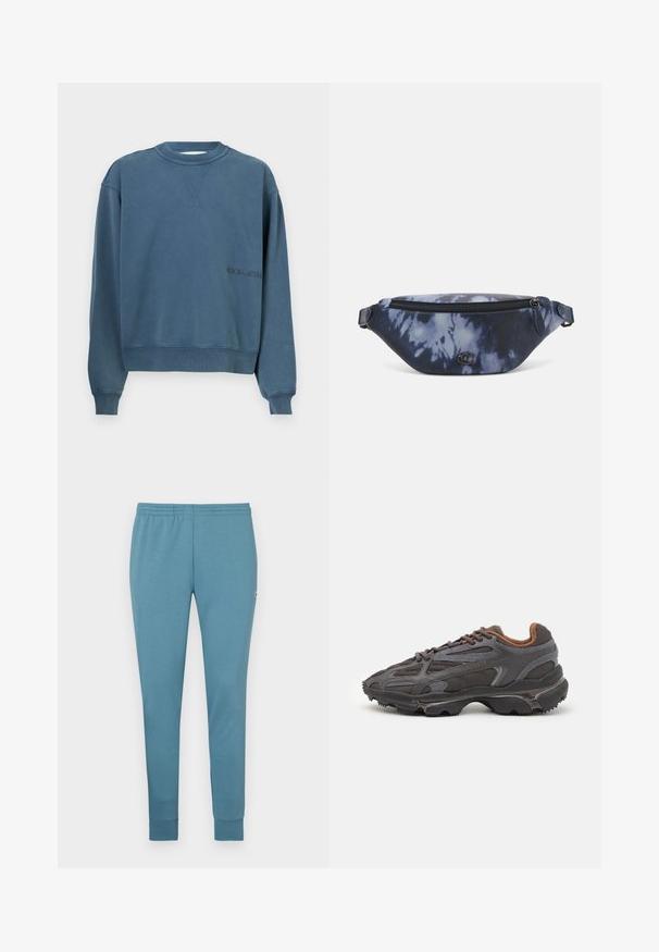 Felpa crewneck blu realizzata in morbido cotone, con polsini e orlo a costine, decorata da un piccolo logo ricamato sul davanti.; Pantaloni della tuta azzurro chiaro realizzati in tessuto morbido, con un design affusolato, vita elasticizzata e orli a costole. Piccolo logo sul lato.; Sneaker Lacoste grigie scure in materiale mesh e sintetico, con suola testurizzata e dettagli marroni sul colletto e sul branding.; Marsupio in stampa tie-dye blu scuro con una parte superiore con zip, materiale testurizzato e un logo ben visibile sul davanti.