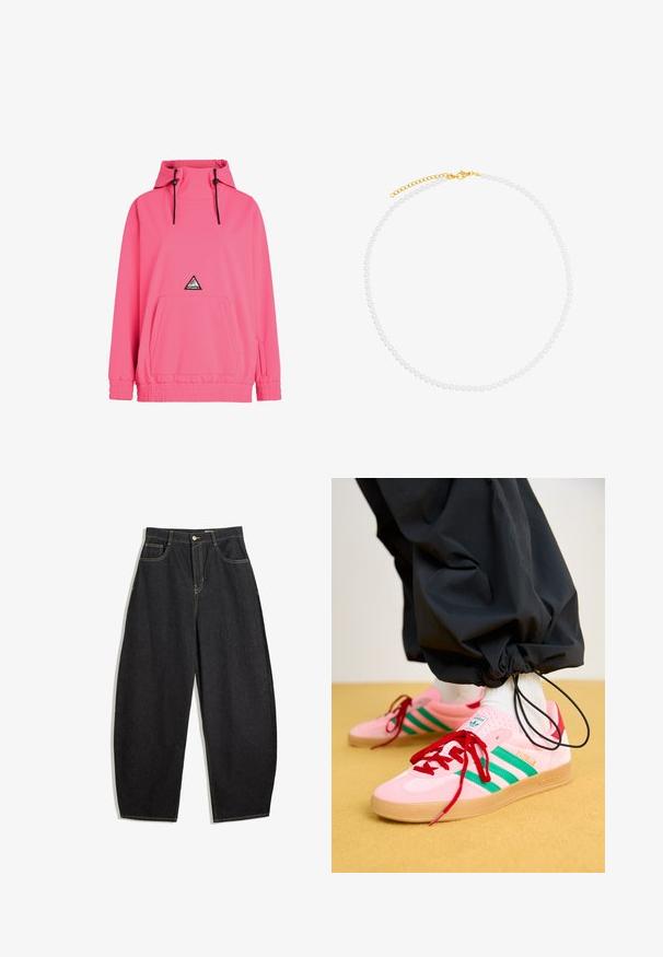 Veste pull rose avec capuche, dotée d'une poche avant, de poignets élastiques et de cordons de serrage. Comprend un patch de logo triangulaire sur le devant.; T-shirt blanc court en coton avec des manches courtes. Présente un petit logo noir et deux bandes noires sur les côtés.; Pantalons larges en denim noir avec taille haute, dotés de coutures jaunes, de deux poches avant et d'une fermeture à un bouton.; Baskets en daim rose avec des rayures vertes, lacets rouges et semelle en gomme. Associées à un pantalon noir resserré aux chevilles.; Collier en perles blanches avec un fermoir en or, doté d'une chaîne d'extension délicate pour un ajustement de la longueur. Fini nacré lisse.
