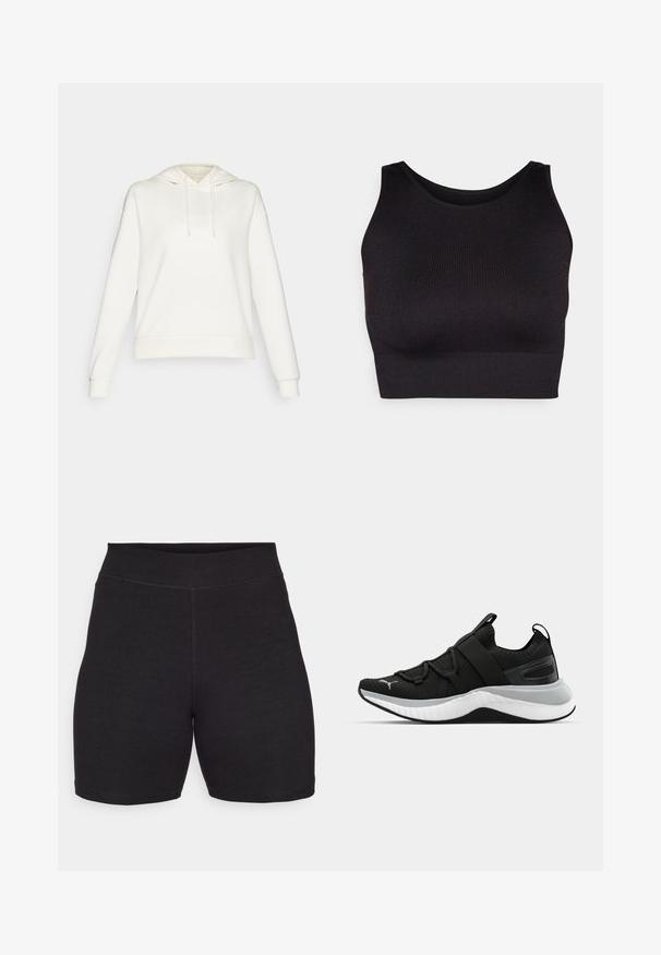 Felpa bianca con cappuccio regolabile, maniche lunghe e polsini a costine. Presenta una texture del tessuto liscia e una vestibilità comoda.; Top corto nero a coste con collo alto e ampie aperture per le braccia, realizzato in un morbido e elasticizzato tessuto per il comfort e con un design senza cuciture.; Pantaloni ciclistici neri a vita alta, realizzati in un tessuto elasticizzato e morbido. Presentano cuciture piatte e una superficie liscia per il massimo comfort.; Scarpa sportiva nera con tomaia testurizzata, cinghie elastiche e una spessa suola intermedia bianca. Presenta un accento grigio lungo la suola.