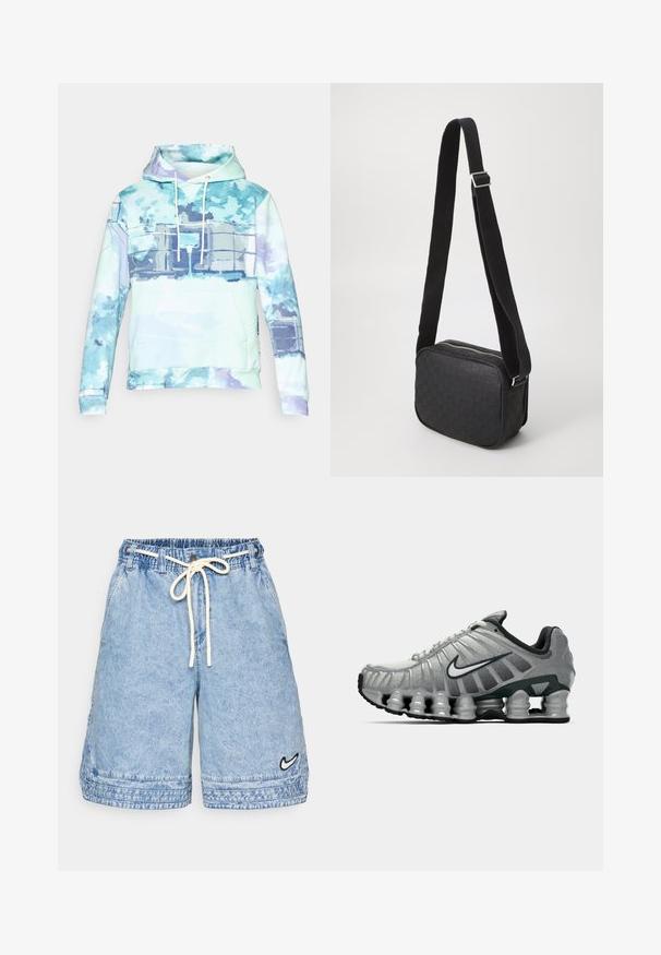 Pasztell színű kapucnis pulóver vícolor mintával. Elöl zsebe van és fehér húzózsinórok díszítik. Puha anyagból készült.; Világoskék farmer sort, rugalmas derékkal és húzózsinórral. Oldalsó zsebekkel és egy kis fekete Nike logóval az alján.; Szürke és fekete Nike futócipő, látható rugós párnázással a talp alatt és fehér swoosh logóval az oldalon.; Fekete, keresztben viselhető táska, texturált bőrmintával, téglalap alakú, cipzáros záródással és kontrasztos szövetpánttal.