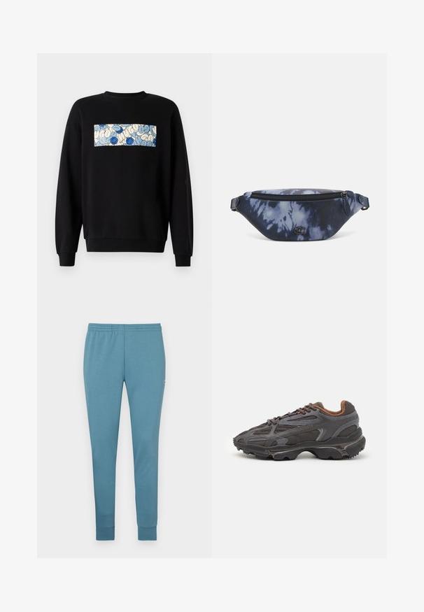 Felpa nera con un pannello rettangolare centrale caratterizzato da un motivo astratto blu e bianco. I polsini e l'orlo a costine offrono struttura.; Pantaloni della tuta azzurro chiaro realizzati in tessuto morbido, con un design affusolato, vita elasticizzata e orli a costole. Piccolo logo sul lato.; Sneaker Lacoste grigie scure in materiale mesh e sintetico, con suola testurizzata e dettagli marroni sul colletto e sul branding.; Marsupio in stampa tie-dye blu scuro con una parte superiore con zip, materiale testurizzato e un logo ben visibile sul davanti.