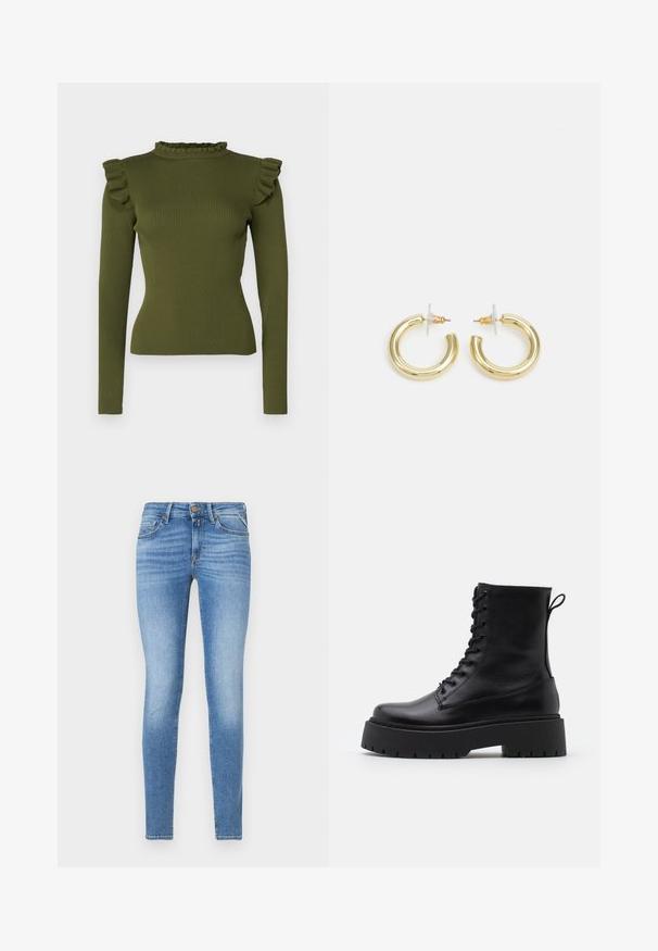 Olijfgroene geribbelde longsleeve top met een ruches mock neck en schouderaccenten, gemaakt van rekbare stof voor een aangesloten silhouet.; Slim-fit lichtblauwe spijkerbroeken met een middelhoge taille, vooraan met knoopsluiting en een vijf-pocket ontwerp.; Zwarte leren enkelboots met een ronde neus, vetersluiting aan de voorkant en een dikke rubberen zool met een gestructureerd profiel. Trekbandje aan de achterkant.; Gouden creolen met een gladde, glanzende afwerking. Circulaire vormgeving met een kleine post en een doorzichtige achterkant voor een veilige draagervaring.