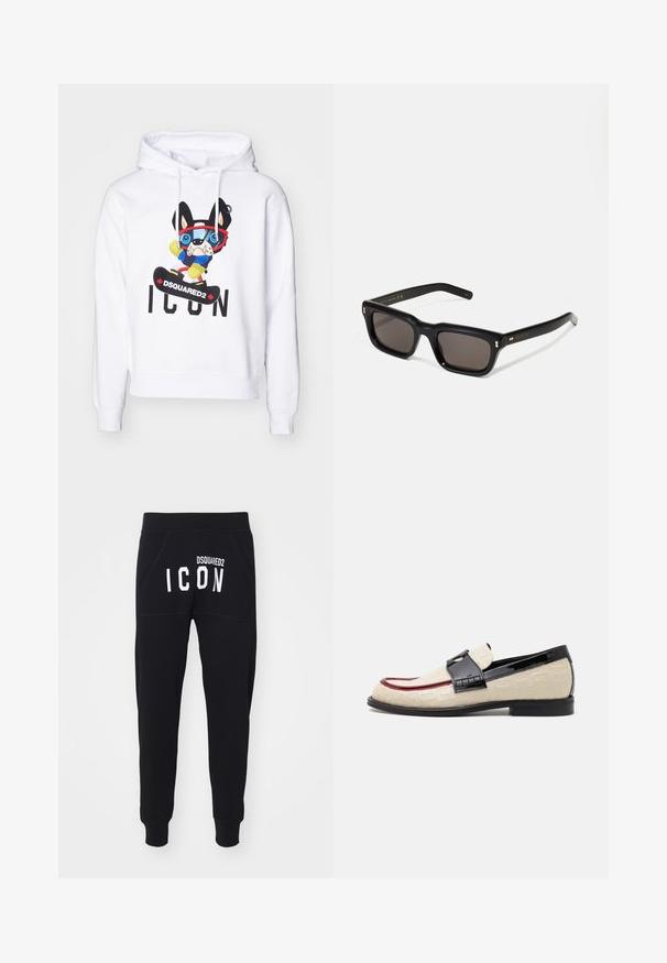 Weißer Hoodie mit einem bunten Cartoon-Hund, der eine Brille, einen blauen Pullover und gelbe Handschuhe trägt, mit dem Aufdruck "DSQUARED2 ICON" darunter.; Schwarze Jogginghosen mit weichem Material, schmal zulaufenden Beinen und Taschen. Auf der Rückseite prangt "DSQUARED2 ICON" in fetten weißen Buchstaben.; Beige Slipper mit geprägtem Muster, rotem Akzentstreifen und glänzendem schwarzen Absatz. Mit einem Riemen mit Schnallendetail. Flache schwarze Sohle.; Schwarze rechteckige Sonnenbrille mit dunklen Gläsern, dickem Kunststoffrahmen, goldenen Akzenten an den Bügeln und eingraviertem Markenlogo am Arm.