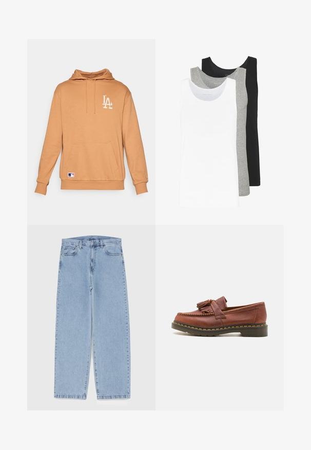 Pullover in tessuto color beige, dotato di una tasca frontale, cappuccio con cordoncino e logo LA ricamato in bianco. Patch del logo MLB sull'orlo.; Tre canottiere in bianco, grigio e nero. Ognuna presenta un classico design senza maniche, realizzata in leggero cotone con una texture a costine.; Jeans in denim azzurro chiaro con design a gamba dritta, caratterizzati da una vita media, cinque tasche e chiusura con bottone e zip.; Mocassino in pelle marrone con dettagli in frange, superficie testurizzata e cuciture gialle in contrasto lungo la suola in gomma nera. Vista laterale.