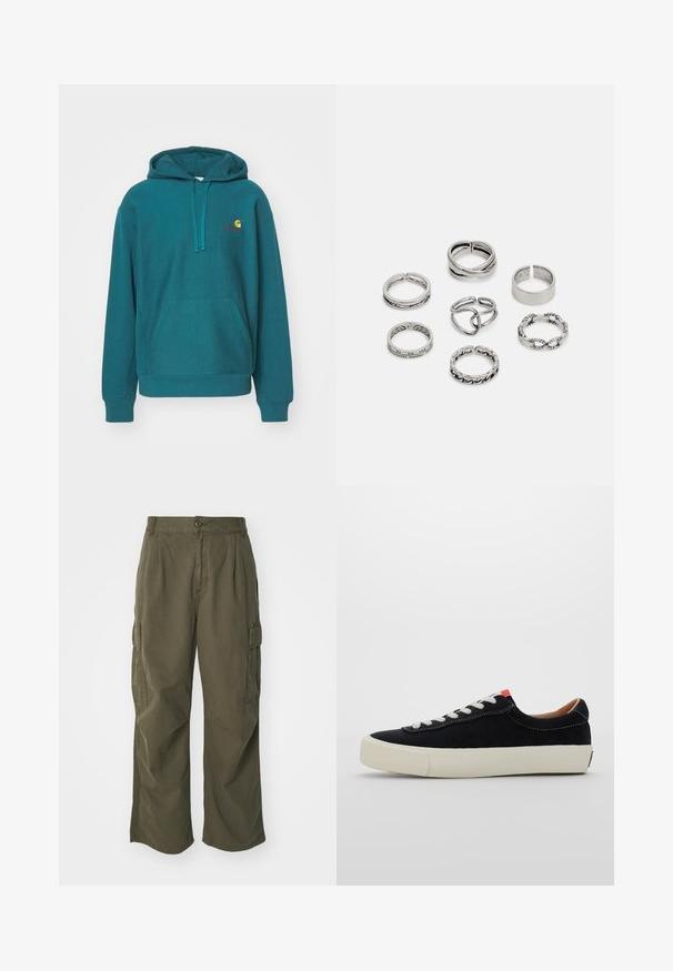 Teal hættetrøje med en frontlomme, snorhætte og broderet logo i gul og rød. Fremstillet af blødt, struktureret stof.; Cargo bukser i olivengrøn, lavet af bomuld, med et bredt ben design, læg og sidelommer til praktisk anvendelse.; Sort stof sneaker med hvide snørebånd, beige gummisål og rød accent ved hælen. Rundt tåparti og minimal syning.; Sæt af syv sølvringe med forskellige designs, herunder snoede, sammenkoblede og graverede mønstre. Forskellige former og bredder.