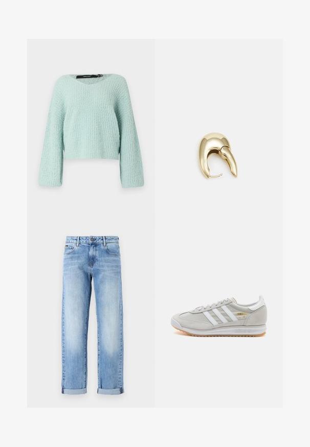 Ljus mintgrön kort topp med V-hals, långa ärmar och texturerad stickad tyg. Har en lös passform och en mjuk look.; Ljust blå denimjeans med uppvikta fållar, framknapp och dragkedja, samt klassisk femficksdesign på vit bakgrund.; Ljusgrå sneaker i mocka och mesh, med tre vita ränder, rund tå och en sula av gummi. Guldlogotyp som accent vid snörningen.; Örhänge i guldtonad metall med en elegant, böjd design. Har en distinkt spetsig form, polerad yta och gångjärnslås.