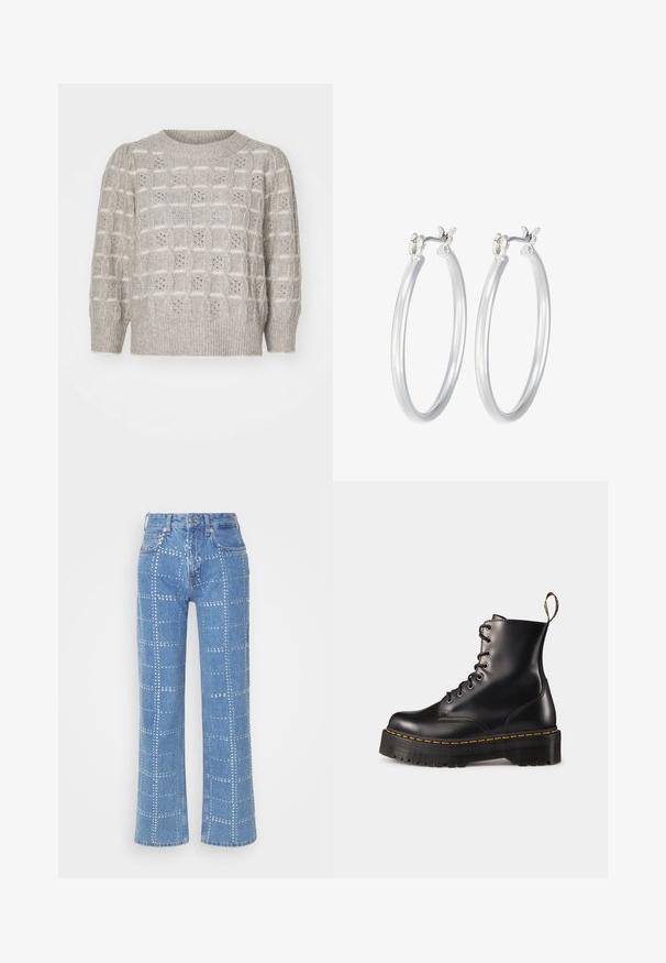 Jasnoszary sweter dzianinowy z teksturowanym wzorem w podniesione kwadraty oraz ażurowymi detalami; okrągły dekolt oraz ściągacze na rękawach i u dołu.; Jasnoniebieskie dżinsy z prostymi nogawkami, zdobione siatką srebrnych ćwieków oraz klasycznym pięciopocketowym designem.; Czarne skórzane buty za kostkę z sznurówkami, z masywną czarną podeszwą i żółtym przeszyciem. Posiadają pętelkę z tyłu oraz okrągłe metalowe oczka.; Srebrne kolczyki w formie kółek o gładkim, polerowanym wykończeniu. O okrągłym kształcie i pewnym zapięciu na klik. Lekka konstrukcja odpowiednia do codziennego noszenia.