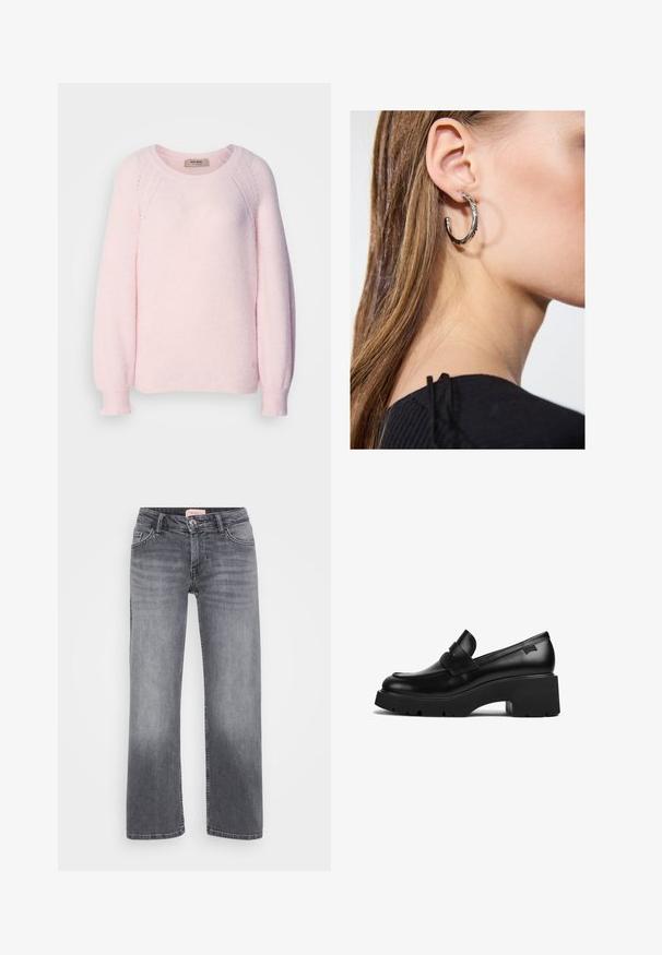 Világos rózsaszín pulóver puha kötött anyagból, kerek nyakú, raglán ujjakkal és bordás mandzsettákkal. Diszkrét logó részlet az alján.; Szürke farmernadrág egyenes szárú dizájnnal, öt zsebes stílussal, enyhe kopással, és gombos derékzárral.; Fekete bőr, vastag sarkú loaferek vastag talppal és a felső részén egy pánttal, oldalról bemutatva, fehér háttér előtt.; Ez egy ezüst fülbevaló, sima felülettel, amelyen apró arany díszítőelemek találhatók. Kerek formájú és a fülcimpán viselik.