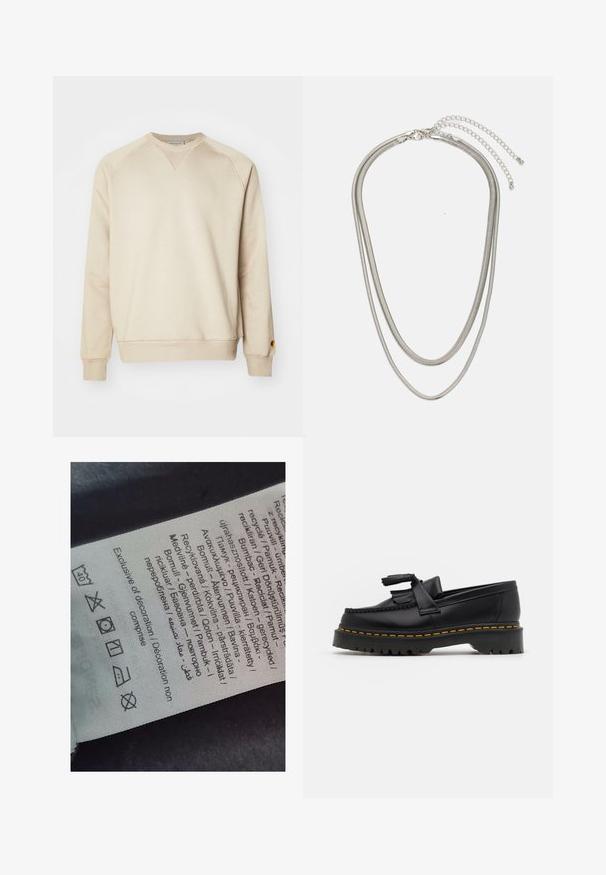 Felpa beige in morbido cotone misto, con bordi a costine ai polsini e all'orlo, maniche raglan e una piccola accentuata in metallo sul lato sinistro delle maniche.; Etichetta con testo multilingue, simboli di cura e icone di riciclo, stampata su un materiale morbido simile a stoffa di colore chiaro.; Mocassino in pelle nera con un'accento a frange, dotato di una suola nera spessa e cuciture gialle lungo il bordo. Finitura testurizzata.; Collana in metallo argentato a tre strati caratterizzata da catene sottili e flessibili con una leggera lucentezza, fissata con un gancio a molla e una catena regolabile.