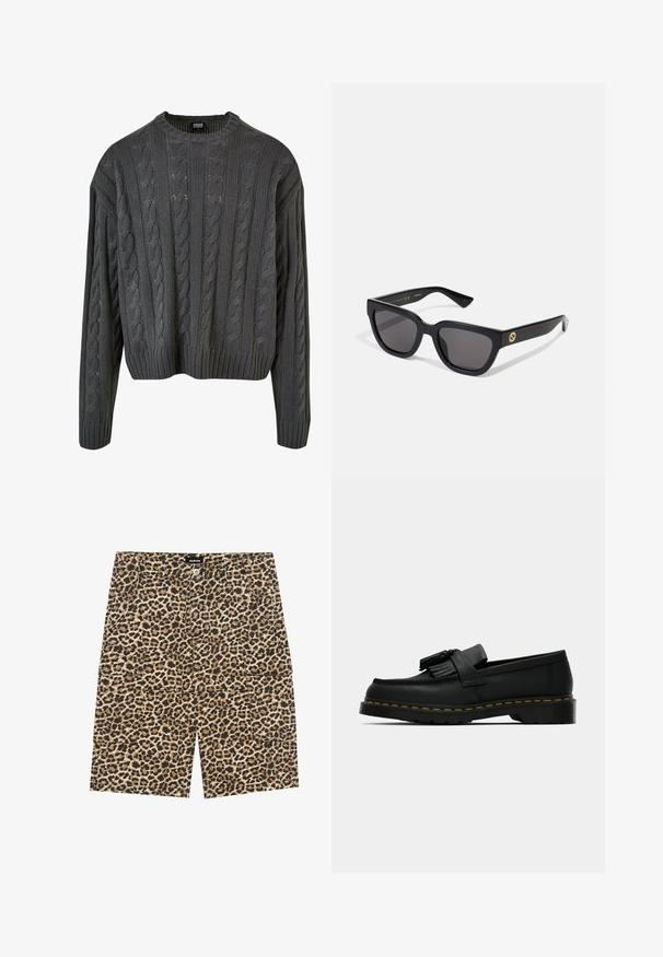 Donkergrijze kabelgebreide trui met ronde hals, verlaagde schouders en geribde zoom. Bevat gestructureerde patronen over het geheel.; Leeuwenhuid print cargoshorts in een beige en bruine kleurenschema, met meerdere zakken en een tailleband met knoopsluiting.; Zwarte leren instapper met kwastjes, gele stiksels langs de zool en een dikke, gegroefde rubberen buitenzool.; Zwarte rechthoekige zonnebril met een glanzende afwerking, donkere lenzen en goudkleurige accenten op de poot met het logo.