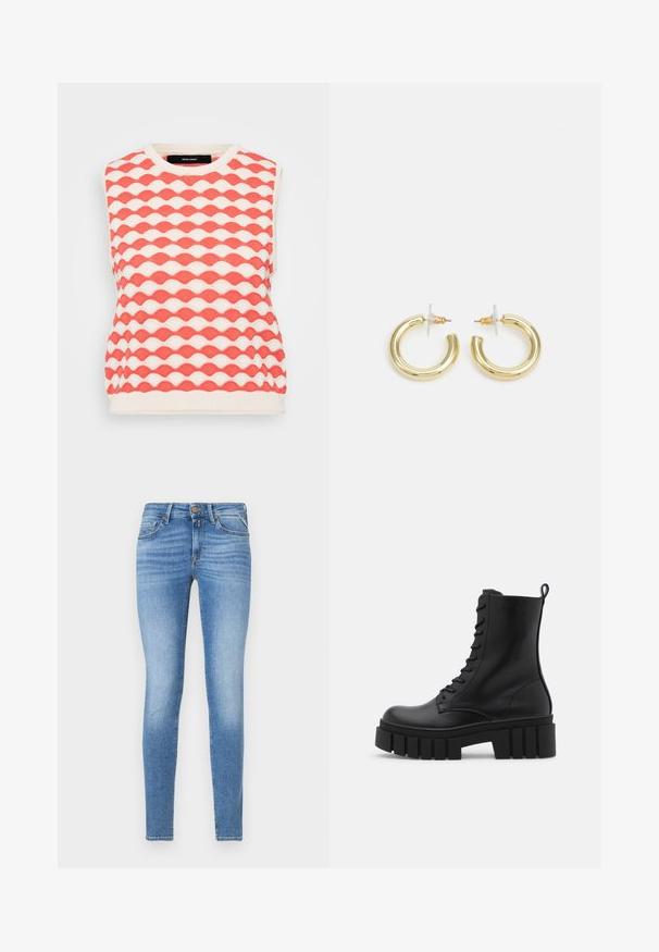 Pleteni bezrukavni pulover s uzorkom valova u koraljno-ružičastoj i krem boji. Tkanina ima teksturiranu završnu obradu s okruglim izrezom.; Uske slim-fit svijetloplave teksas traperice s srednjim strukom, prednjim gumbom i dizajnom s pet džepova.; Crne kožne gležnjače s debelim, rebrastim potplatom, vezanjem sprijeda i uzicom za povlačenje na glatkoj bijeloj podlozi.; Zlatne kružne naušnice s glatkom, sjajnom završnom obradom. Kružni dizajn s malom potporom i prozirnom podlogom za sigurno nošenje.