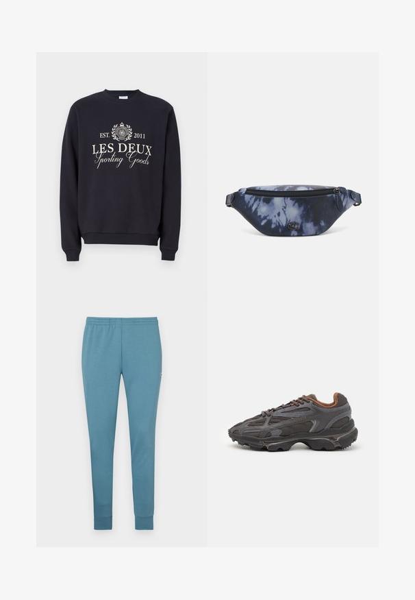 Sudadera azul marino hecha de una mezcla de algodón, con cuello redondo, mangas largas y un gráfico frontal con "Les Deux Sporting Goods" en color crema.; Pantalones de chándal azul claro fabricados en un tejido suave, con un diseño ajustado, cinturilla elástica y dobladillos con puños. Logo pequeño en un lado.; Zapatillas Lacoste en gris oscuro con material de malla y sintético, que cuentan con una suela texturizada y detalles en marrón en el cuello y la marca.; Riñonera en estampado de tie-dye azul oscuro con cremallera en la parte superior, material texturizado y un detalle de logotipo prominente en la parte frontal.