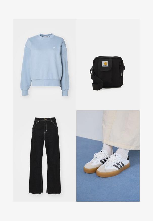 Carhartt WIP CASEY jasnoniebieski; Czarne dżinsy o szerokich nogawkach, wykonane z denimu, z kontrastowym białym szwem i zapięciem na guzik z przodu, posiadające dwie ukośne kieszenie z przodu.; Białe sneakersy z czarnymi paskami i beżowymi zamszowymi akcentami. Posiadają teksturowaną gumową podeszwę i płaskie białe sznurowadła, noszone z jasnymi skarpetami.; Czarna torba na ramię z zamykaną na zamek główną komorą, przednią kieszenią, regulowanym paskiem oraz widoczną łatką z logo na klapie.
