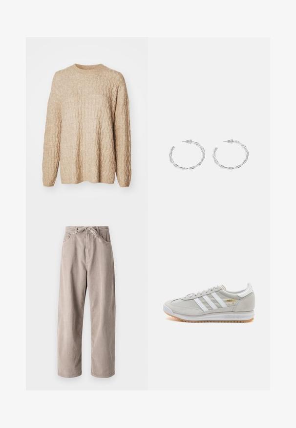 Beige Strickpullover mit strukturiertem Zopfmuster, rundem Ausschnitt und langen Ärmeln. Der Stoff wirkt weich und voluminös.; Beige Cordhosen mit lockerer Passform, ausgestattet mit einem Kordelzugbund, zwei Fronttaschen und vertikal geripptem Muster.; Hellgraue Sneaker aus Wildleder und Mesh, mit drei weißen Streifen, runder Zehenpartie und einer Sohle aus Gummi. Goldenes Logo-Detail nahe der Schnürsenkel.; Silberne Creolen mit gedrehter Gestaltung, ausgestattet mit einer polierten Oberfläche und einer Steckverschluss. Sie haben einen Durchmesser von ca. 3 cm.