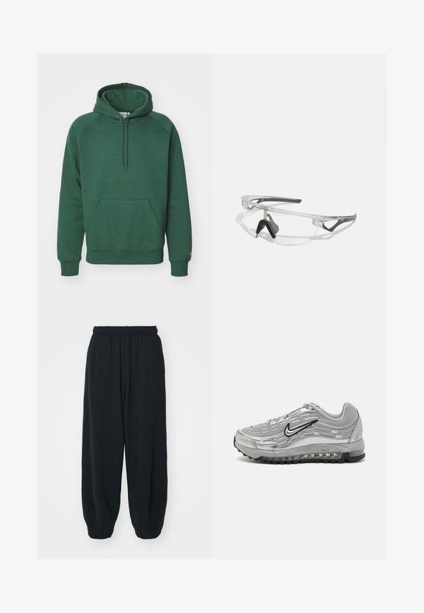 Carhartt WIP HOODED CHASE - Felpa - sycamore tree/gold; Pantaloni da jogging neri con vita elasticizzata, dalla vestibilità morbida, caviglie a costina, texture liscia e senza motivi visibili o dettagli in metallo.; Sneaker Nike Air Max grigie con parte superiore in rete e materiale sintetico, design ondulato, accenti neri e un'unità di ammortizzazione visibile.; Occhiali di sicurezza trasparenti con una montatura leggera e trasparente e accenti grigi. Presentano un design avvolgente e un supporto per il naso regolabile.