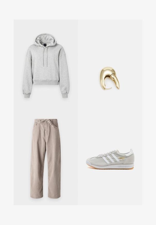 Szara, krótka bluza z kapturem wykonana z miękkiego materiału, z regulowanym kapturem, ściągaczami przy mankietach i luźnym krojem. Logo widoczne na dekolcie.; Beżowe spodnie w chód kordurowym o luźnym kroju, z elastycznym ściągaczem w pasie, dwoma przednimi kieszeniami i pionowym prążkowanym wzorem.; Jasnoszare sneakersy wykonane z zamszu i siateczki, z trzema białymi paskami, okrągłym noskiem i gumową podeszwą. Złoty akcent logo w pobliżu sznurowadeł.; Złote metalowe kolczyki o eleganckim, zakrzywionym kształcie. Posiadają charakterystyczny szpiczasty kształt, polerowaną powierzchnię oraz zapięcie na zawias.
