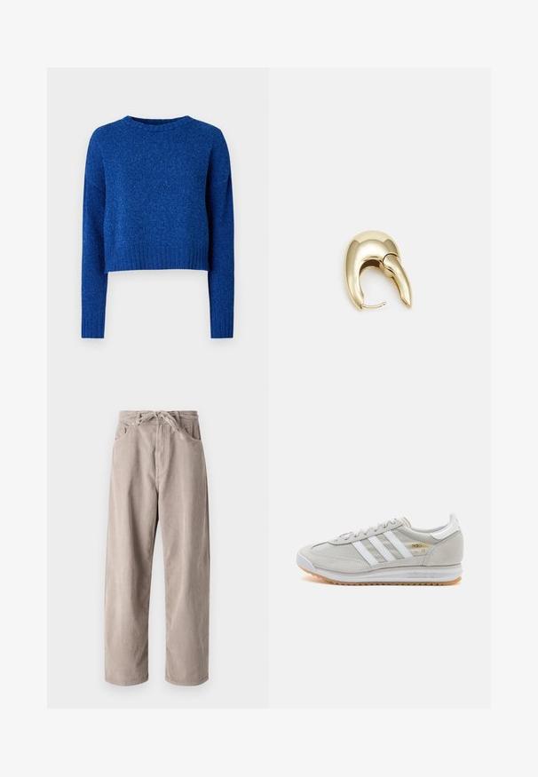 Modrý skrátený sveter s dlhými rukávmi, okrúhlym výstrihom a rebrovaným lemom. Vyrobený z mäkkej, textúrovanej látky s jemným leskom.; Béžové kordové nohavice s voľným strihom, s elastickým pásom na šnúrku, dvoma prednými vreckami a vertikálnym ryhovaným vzorom.; Svetlosivé tenisky vyrobené z kože a sieťoviny, s tromi bielymi pruhmi, okrúhlou špičkou a gumovou podrážkou. Zlatý logový akcent pri šnúrkach.; Náušnice z kovu v zlatej farbe s elegantným, zakriveným dizajnom. Majú charakteristický špicatý tvar, leštený povrch a uzáver na pánt.